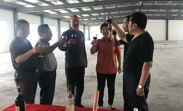 锣鼓敲出喜庆，鞭炮释放...