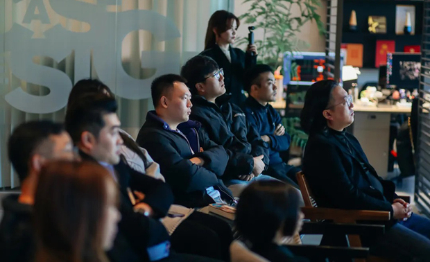 ▲台下设计师专注聆听李总监演讲，从其中汲取诸多不同面向的设计知识。
