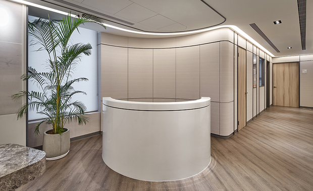 入口、接待大厅
Entrance & Reception Area

五楼入口天壁以突出的圆弧造型呈递蛋的意象，搭配环环层递的线灯，予人开阔柔润的第一印象；六楼接待柜檯旁设有弧形控台，供护理长在此观察各区，随时调动人力，提供高品质的医疗服务。

On the 5th floor, significantly staged with a bulbous convex-shaped ceiling design with layered linear lighting, the entrance warmly presents an elegant and expansive appearance. On the 6th floor, a rounded control counter allows the chief nursing officer to coordinate staff and enhance a high-quality service.
