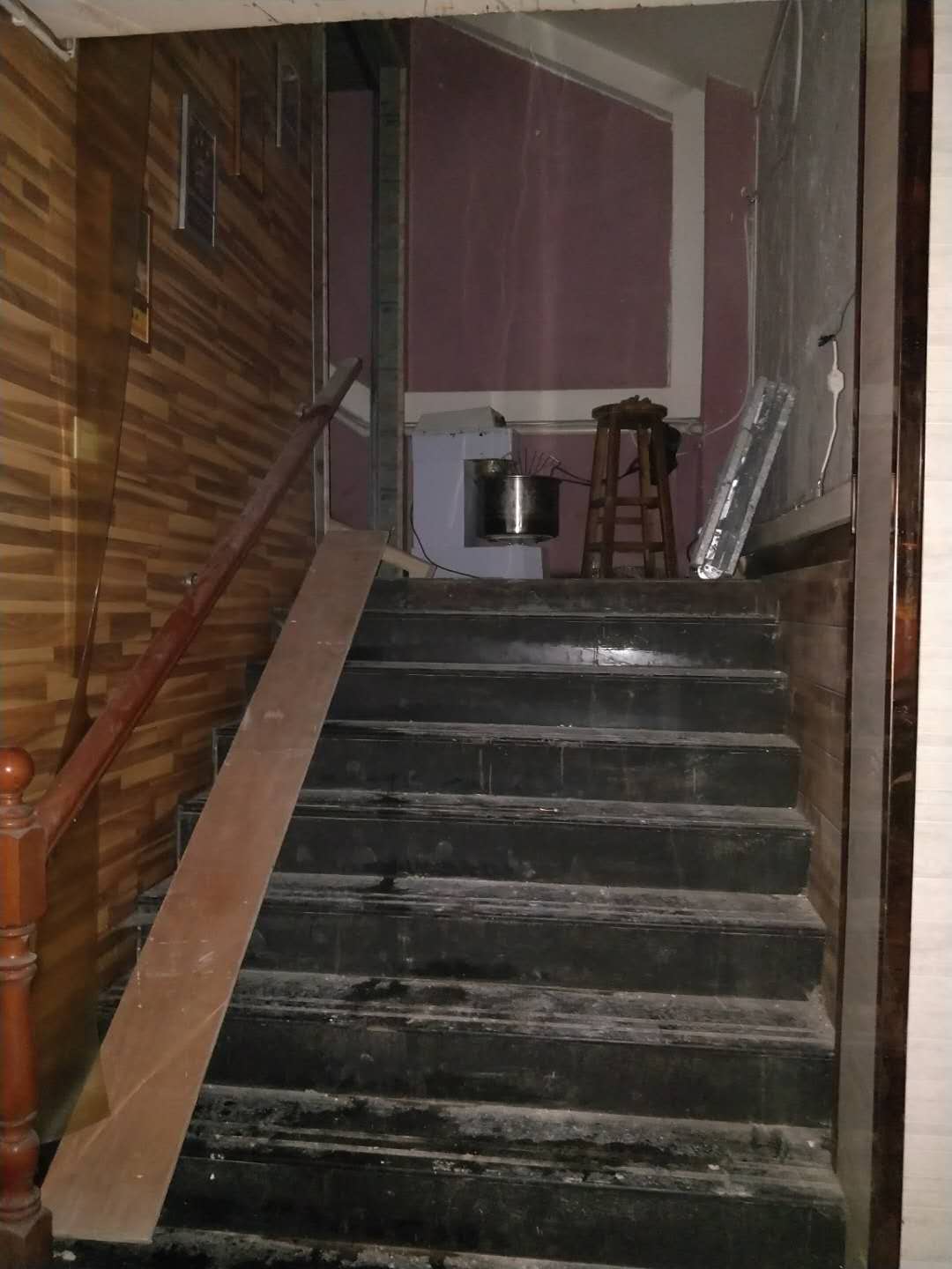 楼梯过道比较陡，后期在边上要加装射灯