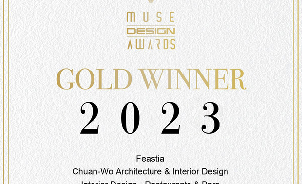 本文由OPEN编辑部撰写

MUSE Design Awards由历史悠久的国际奖项协会International Awards Associates（IAA）主办，以发掘全球设计缪思为宗旨，为建筑、室内、时尚等领域提供全面的发光舞台，每年严格的评分标准，吸引国际知名品牌与设计师争相参与。

2023年MUSE Design Awards共收到来自一百零八个国家、超过七万五千份的参赛作品，并由逾两百位专业评审进行遴选，可谓最具影响力的国际奖项之一，而IAA发言人Thomas Brandt指出，「于2023年MUSE大赛胜出的获奖作品，其精緻程度与作品的完成度及深度，皆象徵着创意及设计行业的最佳表现。」他补充说：「IAA讚扬所有参赛者对工艺的奉献，并希望他们不断用热情进一步扩大创造力和设计的极限。」

川沃设计 谢旻轩 JASON 设计总监 于商空作品《飨》中，採用大片粗犷石皮铺陈用餐区，与对侧工整的方圆造型砖呈现对比之美，中央长型吧台则作为两方之间的平衡地带，象徵中庸之道的自适禅意，飘逸闲静的艺韵之作深受评审团锺意，喜迎2023 MUSE Design Awards「金奖」荣誉！
