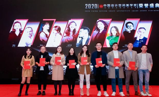 中国设计空间美学奖,是由中国设计居家艺术周组委会发起,商展经济全球同步推广认证,意在挖掘设计领域中的优秀设计师,以“独特、崛起”为中心主题,聚集推动设计前进的力量。
尚舍生活四位设计师在设计行业不断革新前行,用对生活、对美的积累持续创作出优秀的设计作品,这也正是中国设计空间美学奖所鼓励的设计力量。