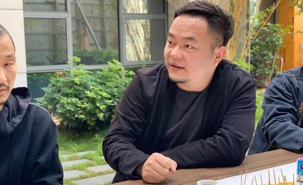 樊闯:“书法会让人发现自我,每一时间都能看出自己心境的不同,这就是书法的魅力。而开始学书法是因为家父写了一手好字,经常帮邻居们写对联,使得我也跟着感兴趣了起来,便开始自己家练习,这应该也算是一种家训的传承了吧。”