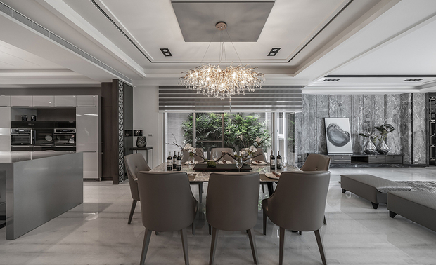 餐厅
Dining room

细细垂坠的造型水晶吊灯，使得位在空间中央的餐厅成为视觉焦点，其负重用的块状底座，添加天花板的复合材质呈现；进入厨房的左右隔界立面，贴有磁砖，搭配灰镜，使客厅的华丽感一路蔓延至厨房；从餐桌方向观往楼梯间，几何块状分割的牆体，面贴灰镜，在相彷概念的採用下，绽放不同的品味表现。

We utilize composite materials to shape the load-bearing base of the exquisite stylish chandelier, which makes the dining room at the hub of the space attract people's attention. The left and right facades of the entrance to the kitchen are finished with tiles and gray mirrors, ingeniously lead the magnificent ambiance of the living room into the kitchen. Direct the sight to the staircases from the dining table, we adopt the identical concept, affix gray mirrors on the geometric-shaped walls to present the extraordinary taste.