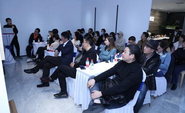 禾之辰设计总监郭喜强表示,厦门的装修市场正在朝着地产化的方向发展,也就是越来越精细化,整个装修项目可能从头到尾,都是一手包办完成。而高端业主往往会选择更专业的团队,而在这个过程中,设计师要懂得利用多媒介来表达自己的设计理念和想法,黄开平做的视频展示就是很不错的例子。
来一张大合影