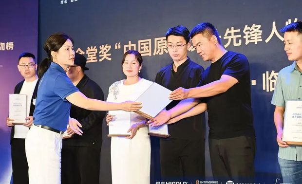 活动现场还隆重举办了悍高厨卫原创馆设计合伙人暨“中国原创设计先锋人物榜”推荐候榜设计师签约仪式，广邀临沂室内设计领袖登台签约，共同见证“中国原创设计先锋人物榜”在临沂华丽绽放。

受邀登台的设计领袖们包括：

北京筑思装饰设计总监 刘国良
北京筑思装饰设计总监 房孟国
业之峰装饰首席设计师 刘涛
集致设计创始人 尹致中
千墨设计设计总监 巩洁
山丘全案设计事务所创始人 陈茂楷
北京百纳易筑装饰工程有限公司运营总监 李秀达
方寸之间装饰设计有限公司设计师 李浩杰
拾壹设计创始人 孙洪军
临沂 .雲设计总监 刘云

金堂奖全国秘书长 黄艳红、悍高集团厨卫事业部国内营销总监 叶总，为候榜设计师们授牌，传递临沂原创设计美学，在中国设计业界掀起新风潮。