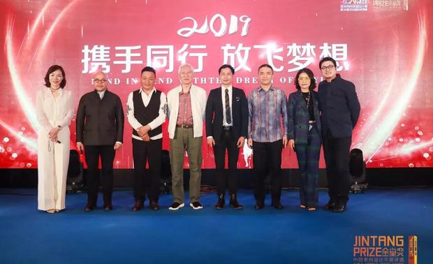 ▲嘉宾闭幕合影:
左1:深圳市拉菲德堡家具有限公司董事总经理林敏红女士;
左2:YANG设计集团创始人&总裁、全球十大杰出华人设计师、APHDA亚太酒店设计协会副会长杨邦胜先生;
左3:中国建筑设计院总建筑师、中央美院建筑学院硕士研究生导师、北京筑邦建筑装饰工程董事长孟建国先生;
左4:中国工业设计之父、清华大学美术学院博士生导师、清华大学首批文科资深教授柳冠中先生;
左5:深圳市家具行业协会副秘书长关莹锋先生;
左6:金堂奖全国联盟创始人谢海涛先生;
左7:金堂奖佛山执委会执行会长、智造联盟常务理事长、领陶科技执行董事张英梅女士;
左8:首届中国青年设计师创想峰会组委会执行主席朱谦知先生。