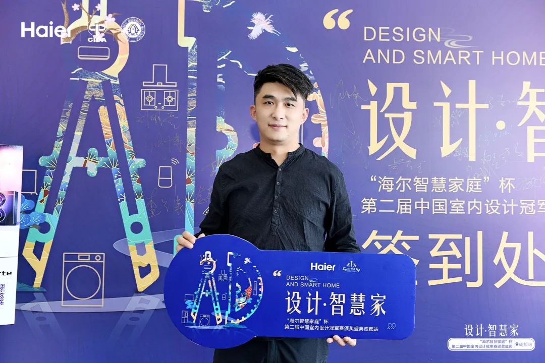 正如尚舍生活设计一贯“长跑者”的身份定位一样，在我们求索攀登的路途上，总会收获这样或那样的风景，在风雨如晦的幕布后面，总会有那么几盏明灯，时刻提醒暗示着我们前行的方向。荣誉背后凝结的专业团队力量、公司系统流程作业、辐射产业链资源整合，都是我们在全局思维下，迎接未来挑战的信心与实力所在。
团队荣誉为始，披袍而战，还未来设计以无限可能，让尚舍生活设计，用美好生活来注解业主的选择与认可。
让我们共同携手，以美好，致生活！