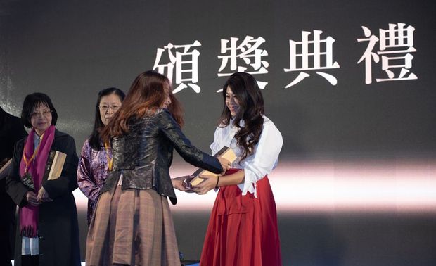 弄木人文空间 庄舒云 Joye 设计总监、刘文婷 Celine总经理 在征战了米兰、杜拜、上海、广州 这几个大城市之后，岁末年终之际回到了故乡台湾，再次以作品《奉食主义》夺下餐饮空间类金奖，优异的实力与扎实的理念成为他们一路被认可的关键，也给他们这些年来的努力一个最大的认可。