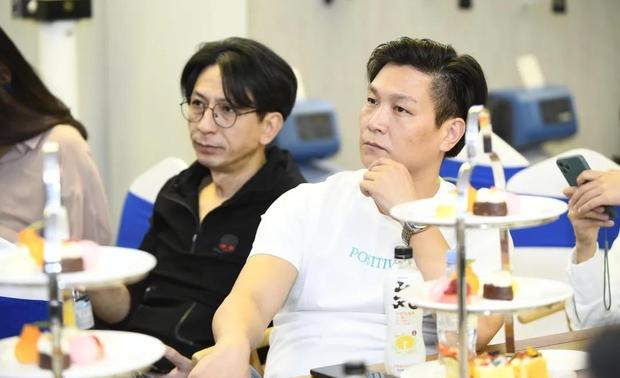 面对设计师们提出的问题,厦门倍世贸易有限公司总经理何希安都耐心地一一解答,并通过视频、现场实物、图片等多渠道,让设计师们对于净水设备的工作原理、产品区别等有了直观的了解和认识。
在场设计师纷纷表示,经过这次的沙龙分享,对净水设备有了更加直观、清晰的认识,在帮助业主选择净水设备时也能更加有的放矢,推荐更适合的净水产品。
现场花絮▽