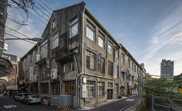 
本文由OPEN编辑部撰写

由台中火车站出发，沿着復兴路四段前行，当那标志性的菱形马背簷、洋溢往昔韵味的水泥灰壁面映入眼帘，便知晓《富兴工厂1962》已抵达。内部復古的磨石子地砖，巧搭旧建材再利用的装饰，最大限度地保留古早氛围的设计，展现出 清筑设计 许清皓 设计总监 对老屋的热爱，透过这份热忱，将这间六十年的老厂房，化为今日的生活美学聚落。

三层建筑的《富兴工厂1962》正如其名，期许「以『富』有的理念与创意，『兴』起老屋新价值」，并存留老厂房的时代精神。一楼的富兴岛屿汇聚众多文创产业，二楼的《The ARK创意方舟》作为共享办公室，提供各创意团队于此激盪想法，三楼除了展演厅、艺廊和二手家具店，也保留过往实验室的旧景，总共七百坪的空间，不仅替台中旧城区注入文化活水，也成就一幅人文荟萃的新美景。
