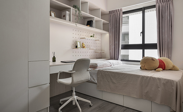 
次卧
Secondary Bedrooms

思及正处学龄的孩童，两间次卧皆将书桌结合床头柜，提供孩子独立学习的空间，床头牆则分别规划洞洞板及层板，令居者摆置心仪的公仔和玩具。

In consideration of the school-age children, both secondary bedrooms seamlessly integrate study desks into the bedside cabinets, offering them an independent and conducive learning environment. The headboard walls are thoughtfully designed with pegboards and open shelves, allowing children to display cherished toys and collectibles.

项目资讯

案名：漫淨
项目类型：单层
项目地址：台湾台中
设计团队：棠禾设计
项目坪数：25坪
主要建材：特殊漆、喷漆、超耐磨木地板、进口系统板

曾智和
棠禾空间设计有限公司 设计总监
电话：+886-3-555-9792
地址：新竹县竹北市竹义街80号
信箱：tanghe.ds@gmail.com
网址：https://www.tanghedesign.com

OPEN Design动能开启传媒：https://www.openworld.tv/