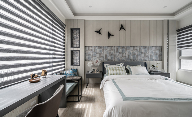 孩童房
Children’s bedroom

定调为儿童房，复合材质搭配纯粹色彩的卧室，气质活泼；床头牆面上、下方突出部分使用木作喷漆，中央凹处为壁纸，藉由凹凸面的设计做床头柜，免去上方梁柱的压迫感，并选用如飞鸟的造型灯具，增添童趣。

近窗侧做出假柱体，修饰对称处的柱面，并嵌入置物柜，于背景选用花纹壁纸做点缀，而床头、床尾的牆体，皆以实木贴皮喷漆，并用不规则沟槽划分，丰富表面线条。

Exploit composite materials and pure colors to layout a lively space and serves as the children's bedroom. Varnish the wood veneers of protrude upper and lower parts of the bedside wall and paste wallpapers on the concave middle section. Ingeniously eliminate the crossbeam pressure via the uneven design. Moreover, select bird-shaped light fixtures to enrich childlike features.

Erect a faux column beside the window to flawlessly parallel with the pillar of the symmetrical position, mount a built-in storage cabinet and decorate the inner with patterned wallpaper. Meticulously varnish the solid wood wall paneling at the end of the bed and embellish with varying dividing trims, artfully heighten the refined linear charm.