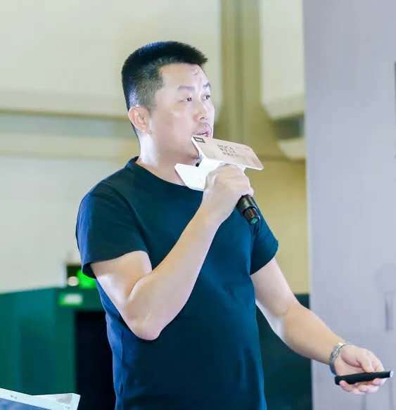 黄增辉
嘉年华装饰
设计总监
黄增辉则从设计执行的角度,阐述了落地的重要性,在他看来,百分百落地已成为高端装修的分界线