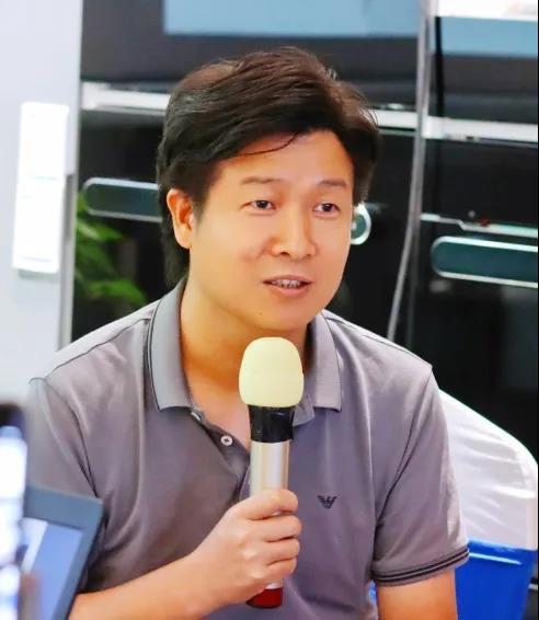 施霖杰
高峯汇装饰
设计总监
厨房经历了一个时代一个时代的变迁,已经趋向于完美。厨房作为家居饮食区域,由功能配套型发展为生活家居的一部分。现代厨房设计正随着人们观念的转变更加趋向人性化、艺术化和智能化。
用什么厨房电器、怎么装点厨房成了搬入新居之前的重点,现代化的用具、有格调的装修都彰显了主人的品味和生活态度。这样的变化,用学术一点的口吻来说,厨房文化能够影响科技设计的细节,而科技的发展本身又是厨房文化产生变化的原因。
互动嘉宾交流▽
发起嘉宾抛出话题,互动嘉宾们也纷纷就“自己理想中的厨房子”、“好的厨房电器应该是什么样的”等相关问题,提出了自己的想法。