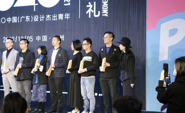 
百家争鸣，创意之声

如果说设计分享为当下的青年设计师提供了另一个思考维度，那么设计论坛就是为设计带来更多灵感的多方思想碰撞。在或刚柔并济、或针锋相对的设计论坛中，设计师各执一词，以自己的经验来言说自己眼中的设计。这种百花齐放的状态对于需要各种养分补给的设计而言，尤为重要。

STUDIO.Y的设计就受到了不断地“引进来”和“走出去”的张力影响，多元、开放、包容的视角，往往能够带来意想不到的收获。

12月4日，在星Talk设计创想论坛《落屋》蜀地专场中，余颢凌与在座的成渝设计师共同探讨了设计美学的创想。
