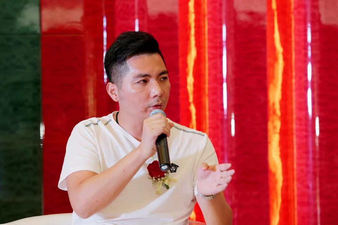  杨志伟：关于奢华的定义和内涵，以前大家认为就是欧式、石材和雕花，现在呈现多样化，有意式极简有轻奢，这说明人们的追求和审美在升华。奢华没有一定之规，看业主和设计师的个人理解。