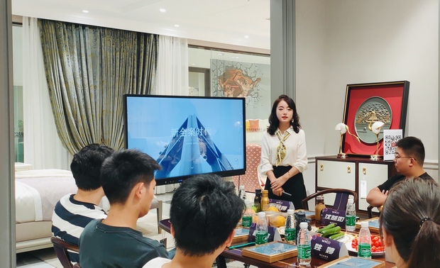 俞慧婷女士以传统装饰公司的新全案时代变革为切入点，剖析传统装企的进化转型。分别从软装前置的重要性、供应体系、团队协作等诸多话题，诠释如何呈现更完美的全案效果。