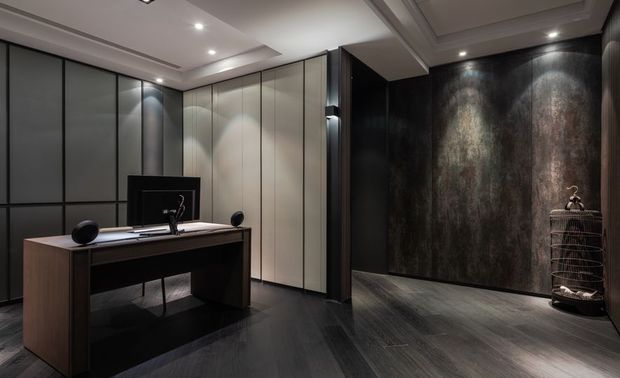 （图）廊道底端，通往书房的牆面以「画作」概念处理，屋主想创造復古鏽纹，但考量清理问题，经设计师建议改採特殊磁砖，使时空的发酵痕迹于此悄然渗出。