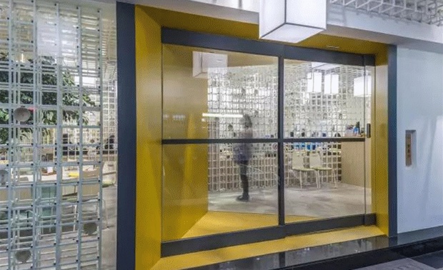 入口处黄色方框及自动门的结构，组成“田”字代表“品田”，而黄色代表企业色，象征暖阳的意象及有温度的金黄色猪排。“品”代表品味幸福，“田”代表暖暖心田，在一进门就能感受到强烈的企业识别。值得留意的是，一进门的黄色三角区块，人潮会不经意地往面宽处靠近，産生自然引导带位的巧妙作用。
将绿色元素如座椅、抱枕穿插在空间中，另外特别的是部分座位区于树荫之下，把绿意搬进室内，亦建构“牧场”青青草原的意象，也爲整体用餐环境营造舒适自在的氛围。在一片纯白中点缀几抹绿意，搭配明亮的灯光，亦可带来促进食欲的效果。