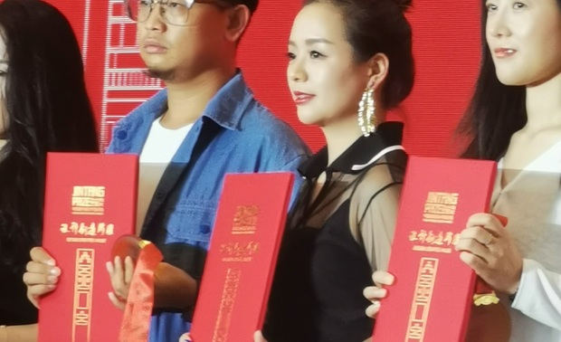 在2019年V网站评选中，

泸州设计师斩获6个V网站人气榜奖项，

在V网站人气榜2019年度颁奖礼上华丽绽放。

陈涵女士、李佳俊先生、吴伟明先生

朱秀兰女士、徐小龙先生、陈旭先生

荣获v网站人气榜2019年度榜单