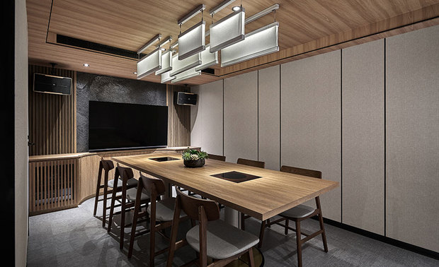 包厢
Private Dining Room
包厢以木质为基调,呈递温润静谧的用餐氛围,搭载机能完善的影音设备,提供顾客更多欢度餐叙时光的选择。
The private dining room is designed with wooden elements, bringing a balmy and serene dining ambiance. Equipped with standard audiovisual equipment, they offer guests a myriad of choices to enjoy delightful gathering moments.
项目资讯
案名:和光润月
项目类型:商业空间
项目地址:台湾台北
设计团队:简兆芝室内设计
项目坪数:65坪
主要建材:木皮、石皮、壁布、铁件
简兆芝
简兆芝室内装修设计有限公司 主持设计师(建筑师)
电话:+886-2-2500-0653
地址:台北市中山区民生东路三段17号2楼
网址:http://inkdesignspace.com/
OPEN Design 动能开启传媒:https://www.openworld.tv/