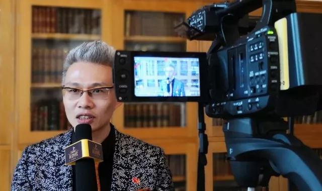 在首届中英人居环境学术峰会（The 1st China-UK Human Settlement Environment Forum）]中，洪忠轩先生给剑桥大学现场观众带来了精彩的演讲，并接受了来自全球知名媒体的专访。其中包括中国国际电视台CGTN（央视国际）、欧洲时报等媒体的现场专访，媒体对洪忠轩先生此次演讲主题『相信童话 Believe in Fairy Tales』里面提到的人居环境、空间艺术运用、人居哲学等方面进行了深度采访。