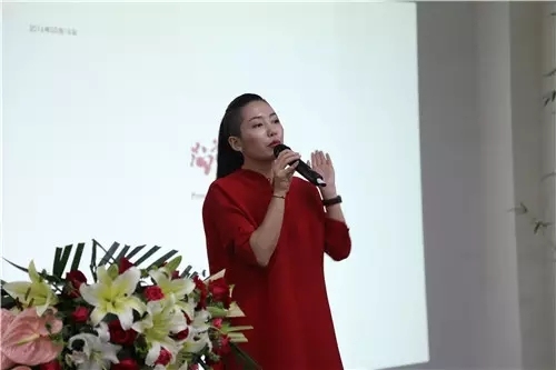 《我的简素美学》，在梓晴的理解中，“简素是对奢华的一种极致的追求”。她以一个办公空间设计为例再现了“简素”理念的具象体现，简单的材料运用、质朴的色彩点缀营造了一种古韵古香的禅意情怀。最后她总结：“抛开形式，找到设计的“道”。
