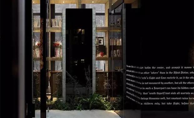 ▲卫生间外部是镜面高度反射的效果