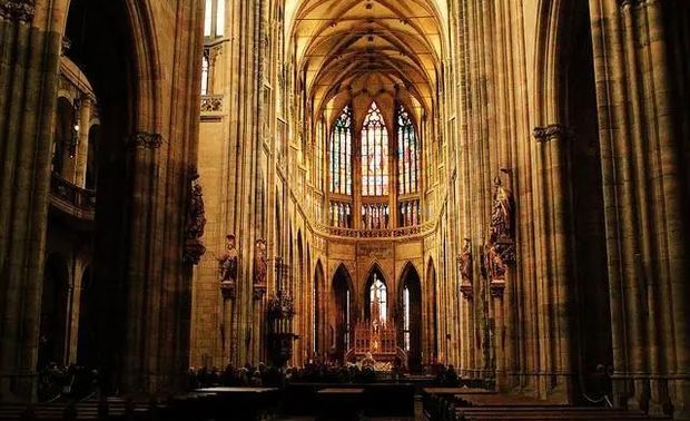 ▲ 位于布拉格的圣维塔大教堂内部，庄严神圣，给人以臣服之感

应用到室内空间的设计中时，就要很好地把握“优美”与“壮美”的分别，在现实环境中尽量营造让人感到温馨亲切的“优美”氛围，选用一些连缀记忆的物品物件，缩短时间中的差距；而在对精神与世界的对话上，则突出一种有我之情感介入的“壮美”，尊重个体的在世价值与精神反思。

审美中的“距离”

瑞士美学家、心理学家布洛1912年在《作为艺术要素与审美原则的“心理距离”》中，提出“心理距离说”，认为审美主体与客体之间只有保持适度的心理距离，审美才能够进行，用“心理距离”解释一切审美现象，认为“心理距 离”是产生美与美感的根源。并列举了“海上遇雾”的例子来加以阐明，“距离”说从美学角度可以分为时间、空间、情感等，人与人之间相处产生美感的原因之一也在于距离。
布洛认为“艺术作品之能否感动我们，它那感动的程度如何，似乎是它与我们的理性和感情特点以及与我们的经验的特殊性互相吻合的完美程度如何直接成正比例的。”
心理距离不是空间距离也不是时间距离，其内涵要丰富得多。那么“心理距离”是什么呢？布洛举出了著名的“海上遇雾”的例子来说明。他说设想在海上起了大雾，它除了带来烦闷以及焦虑之外，还常常引起焦躁紧张的情绪。布洛指出海上的雾也能够成为浓郁的趣味与欢乐的源泉，当我们忘掉那些危险性与实际的忧闷，把注意力转向“客观的”形成周围景色的风物，你可以视雾为半透明的乳汁做成的帷帐，可以想象在帷帐后有能歌曲舞的女怪。这种经历将灵静与恐怖离奇地樣合在一起，人们可以感受出奇的孤寂以及与世隔绝的情景，尝到一种浓烈的痛楚与欢快混合的滋味。从恐惧不安到宁静地观赏而获得美感体验，这就是“心理距离”的作用的结果。