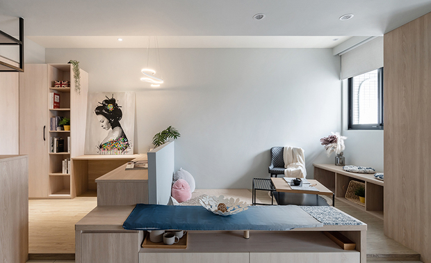 设计概念Design Concept

设想轻缓无压的居家办公环境，艾美幸福设计 许捷甯 设计总监 以使用者的诉求作为规划前提，飘逸温馨感的场域中，适当配置宽敞的处所，轻巧做出区分用途的空间，营造出幸福满溢的生活感，使得在专注工作之馀，仍能享受家宅一般的安閒气氛，在复合风格和材质的选配下，沉浸一室静美。

Amy Studio design director Amy Hsu base on the demands of the users as the premise to plan a bright and pressure-free home-office environment. Appropriately configure the spacious, elegant, and cozy circumstance; furthermore, ingeniously exploit various elements and features to zoning the layout for different purposes. Abiding by the design concept, excellently bring about brilliant homey ambiance for enjoying unwinds leisure time while hard working.

设计手法Design Techniques

精划格局 风格染室
Accurate layout & Multiplex style

由于希望各区位的划分无隔间，于是从地板做主要设计区分——架高地坪处设为工作及睡卧区，其馀场所则做公领域利用。地面以外，柜体的摆设也经过精心规划，使各区位相依相生。在此之上，整体更以浅色、日式及禅风调性开展，搭配低矮家具，渲染全室的简约恬澹氛围。

Since we hope that there are no compartments of the whole space; thus, zoning each area via floor setting. The elevated flooring domain serves as the private working and sleeping area; the rest utilize for the public activities. We also carefully plan the configuration of cabinets to meet the demands. Beyond, adopt pale tonality and Japanese Zen style, couple with semi-height furniture; finely bring about the simplicity and serene ambiance.

灯具点映 硬体柔化
Striking light fixtures & Converted structure

进门处的鹿角灯饰、工作区流线形的吊灯，以及客餐区上方的藤球灯，分别有着逗趣的引人注目之处、太极意象的流动，还有日式风格的表现，于地坪之外进一步捏塑格局用途变化。除家配之外，硬体结构中，善加利用可包藏电器线路者，并且做出一处弧形光源层板，使其与工作区灯源的线条相呼应，柔美修饰之馀，也让方正梁柱更添功能。

The amusing antler molding light at the entrance, the curvy chandelier with Tai Chi image in the working area, and the Japanese rattan circular lamp in the living-dining field possess striking features of each one. Furthermore, set up a laminate panel of arc-shaped pattern with indirect lighting, which not only conceals the electrical circuit but also matches the soft lighting in the working area. Besides, expand the function of the beam and column while giving a gentle finishing touch.

多元选材 视触兼具
Diversified materials of balanced texture

温和质感的乳胶漆触感柔密，铺抹一室，色样轻柔，温煦抚过视、触二感；好保养不易刮伤的杜邦人造石使用于餐桌，便于烘焙等操作，配上黑铁件桌脚，石与铁件的呈现，复合异材质，与室内的雅緻木作产生协调又柔静的视感。

Tint the whole space with emulsion paint of mild texture and soft touch. Then, choose the artificial stone dining table that is easy to maintain and free from scratch to meet baking demand. Further, equipped with black iron legs, the compound elements generate a harmonious and peaceful situation with the elegant wooden circumstance.