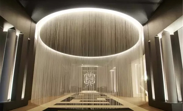 ▲图为：【富都接待中心】内景
看似古典的柱式但又用极简的手法简化，看似古典拱券同样使用极简的手法简化，营造出肃穆圣洁的淡色序列拱廊。

