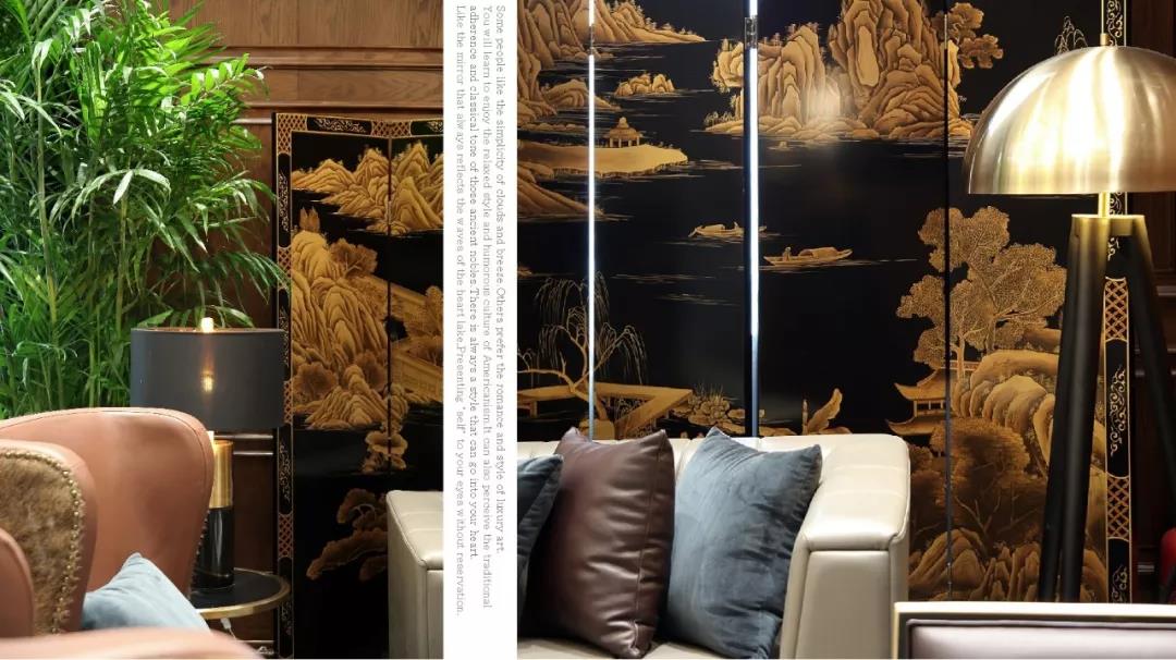 洽谈区出自大师之手的手绘山水画漆器屏风，
精致贵气，与现代金属落地灯完美结合，
东方气韵中透着脱俗不羁。