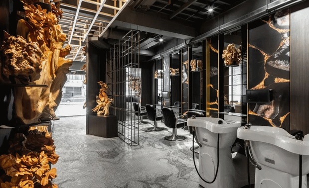 呼应古人的「神游」想像，让画立起来、走进去，然后能在倏忽之间，从画的这头飘忽到那头 ... ...
有一种说法是，要看懂古代的山水名画，你得要先学会神游，不会神游，你就没办法进入画中，自然无法领会山水画里物我两忘的境界。
虽然现在我们说一个人在「神游」，常常指的是恍神、心不在焉，但事实上，「神游」是中国传统文人画里，一个非常重要的概念。「神游」讲究赏画人要「走入画中」，才能领略画作真正的意境。