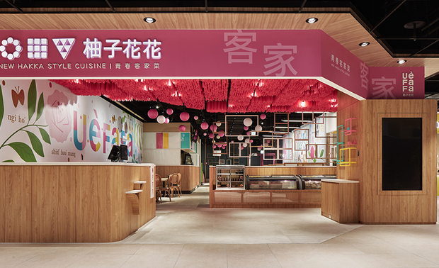 本文由OPEN编辑部撰写

设计概念 Design Concept

桃红雪纺纱于天壁轻柔摇曳，犹如一片乡野盛放的花树林，缓步进入，眼前垂吊或粉或白的盏盏灯笼，象徵家家户户点亮的灯火，而陈贴木皮的窗框，则塑造家宅意象，结合后方用餐区，替顾客带来归家享用餐食的温馨感受。

八宝空间美学 体现「新创客家菜」的品牌形象，运用企业主色系的桃红、嫩黄、湖水绿装饰店面，并搭配柚木纹和藤编元素，营造怀旧气息；店内除了规划流畅动线，辅以机能铁件，更额外设置一处小摊贩，打造复合餐饮与购物的缤纷场域。

Peach blossom chiffon fabric sways gently on the ceiling, looking like a forest full of blooming flowers. In the restaurant dining area, we exploit hanging pink and white lanterns to symbolize the lights of the families and take advantage of the wooden window frames, ingeniously revealing the image of home. After integrating those design elements, we hope to bring people a cozy feeling of having meals at home.

BABO DESIGN adopt the color scheme of accentuated peach blossom, bright yellow, and lake green to manifest the restaurant's image of "new Hakka-style cuisine." Then, utilize teak veneers and rattan elements to fashion reminiscential touches. We ingeniously plan smooth flows, gear functional hardware, and arrange a small area to create a brilliant layout with compound features of dining and shopping.

设计手法 Design Techniques

新创品牌 活泼色彩
An animated, brilliant startup restaurant

本案运用品牌形象色之一的桃红为主色调，在入口天花板悬吊雪纺纱，形塑漫步花树下的绚丽情境，并将此色沿用至用餐区立面的烤漆玻璃，另增添鲜黄、湖水绿，上方点缀象徵团圆的红、白色圆灯笼，配上柚木纹理木皮与窗框，打造兼顾美学及温馨家庭感的用餐环境。

We adopt a peach blossom hue-one of the brand image tones, as the featured color. For instance, take advantage of hanging chiffon fabric on the ceiling of the entrance to result in a flowery scene of strolling under a blooming garden. The back painted glass panels on the facade of the dining area also apply the peach blossom color and add bright yellow and lake green tinges. The suspended red and white round lanterns artfully symbolize reunion, together with teak veneers and window frames, accomplishing an aesthetic and homely dining environment.

流畅动线 机能设计
Ingenious design leads smooth flow

此案规划双入口，并在立面配置彩色铁件，不仅呼应品牌形象色，更可作为文宣摆设使用；主要进出通道位处柜檯区，另一处则设在商品陈设区侧边，针对购买伴手礼的顾客，方便其直接进入选购，同时吸引往来路人的目光。

We plan two accesses for the restaurant, the main entrance is close to the reception counter, and the other is at the side of the gifts area, convenient for the customers to directly enter the shopping area. We mount colorful iron shelves on the entrance facade to attract the passerby's attention and are handy for placing flyers.

藤编怀旧 迷你摊位
The chic rattan gift booth reveals vintage charms

入口柜檯外侧除了规划外卖区，方便外送业者取餐，也设置商品选购区，置入冰柜展示精美可口的蛋糕，并陈列乾货，供客人挑选心仪伴手礼，下方的藤编柜体，替此处更添復古风韵，创造一处古色古香的小摊位。

We configure a takeaway area beside the reception counter to facilitate the delivery person to pick up meals. In addition, we set up a shopping area and equipped freezers to display crafted, delicious cakes and dry goods, letting people choose their favorite gifts leisurely. And the bottom rattan cabinet artfully adds a retro charm to this chic booth.
