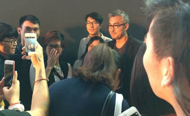 ▲葛亚曦时常会面对大量的访客，甚至很多女孩见到他会激动得尖叫。然而大多数人激动的都是他的白头发白胡子，很少有人真正去理解他。 

这样的传播既不是商业和利益的运作，还要耗费大量的时间和精力，甚至别人不一定能欣赏理解。这种尽力的精神难道不是源于“追求极致”的信仰吗？
