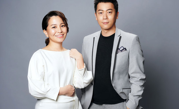 黄威郡 设计总监
卓玲妃 设计总监
公司简介
叡:明智、佳美;观:察看、审视。
叡观国际空间规划——以细腻的人文视角,创造空间的幸福温度,建构专属生活场景!创立于2017年,服务项目涵括:住宅设计和商业空间规划、建筑设计……等。 我们拥有专业的设计团队及丰富的工程背景,特别着重「空间」与「人」、「环境」之间的生活连结——为客户量身打造「专属空间」,让每笔预算充分运用,致力成为业主心中值得信赖的好品牌!
设计理念
设计的淬鍊与工艺的逻辑,交织成为感性和理性的呈现。
叡观国际空间规划——讲求艺术人文的独特美学,注重情感性格的专属温度。
■场域本质·生活情感
空间是乘载情感记忆的所在,
我们依循生活轨迹,回归设计的纯粹本质,
将场域保留给使用者,予以更多的想像和弹性,适情适性且适得其所。
■空间规划·机能导引
空间动线——行走之间移步易景,伴随时序变化,沐浴光影。
格局配置——串起空间与人之间的互动。
透过专业整合,满足使用者的需求与喜好。
■色调质地·空间肌理
结构比例、材质纹理、细节质感,
一笔一划、临摹描绘、妥适拿捏,
构成空间的细腻品味与独有内蕴。
获奖经历
2021 韩国 K-Design Award《Infinite Creativity》- Gold Winner,《Serenity》- Winner
2020 英国 LICC《Quiet and Elegant》《墨染植境》《Infinite Creativity》- Official Selection
2020 中国 金堂奖《墨染植境》- 入围
2020 中国 PChouse Award 私宅设计大奖《Quiet and Elegant》- 年度BEST100作品奖
2020 美国 Muse Design Award《Quiet and Elegant》《墨染植境》- 双金奖
2020 法国 Novum Design Award《墨染植境》- 金奖
2020 法国 Novum Design Award《Quiet and Elegant》- 银奖
2020 台湾 华人金创奖《Infinite Creativity》- 概念设计类 铜奖
2020 杜拜 国际专业室内设计大赛《Infinite Creativity》- 概念设计类 银奖
2020 中国 APDC亚太室内设计菁英邀请赛《Infinite Creativity》- 办公空间类 金奖
2020 中国 APDC亚太室内设计菁英邀请赛《墨染植境》- 办公空间类 佳作奖
2020 中国 金外滩奖《Infinite Creativity》- 最佳概念设计 入围
2020 新加坡 室内设计大奖《Infinite Creativity》- Best in Workspace Design FloorArea ≥ 500 sqm Honorary Mention
2020 美国 SPARK SPACES DESIGN AWARD《墨染植境》- Finalist
2020 韩国 K-Design Award《Infinite Creativity》- Finalist Selection
金奖作品《Infinite Creativity》