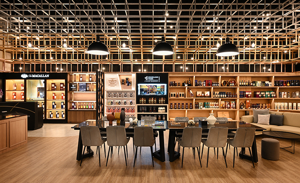 
品酒区
Tasting Lounge

品酒长桌延续柜台的玄色石材，上方悬挂一列同色的工业风吊灯营造仪式感，圆形灯具则在东方美学中具团聚意涵，表现对相聚时光的珍重。

A long table expands the dark stone appeal of the reception desk. The array of industrial pendant lights delivers a sense of ritual. Simultaneously, we emphasize gathering times with the circular pattern that reveals a metaphor for homecoming in Chinese culture.
