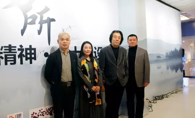 随着温热的聚光灯缓缓聚焦在舞台正中央，本次“场所精神·乡土建设”设计论坛正式拉开帷幕。作为本次活动的主持，《现代装饰》杂志社主编陈雅男首先对莅临观众表示热烈欢迎，随后为在场观众分别介绍了本场讲座的2位主讲嘉宾以及4位论坛嘉宾。