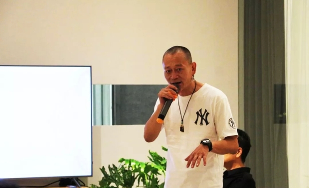 作为行业里坚持手绘、倡导原创的设计师，张志明先生在建筑设计、山体改造、民宿、茶空间、餐椅、图书馆等公共空间诸多领域都留下了优秀案例。他崇尚自由，亲近自然，倡导原创，在“没有绝对的对，没有绝对的错”的设计行业里挥洒着对设计的执着。“山上长出来的建筑”是他做建筑设计的准则；“天人合一，顺应自然，人因自然而生”，大自然给了他无穷的设计灵感，他将自然引进设计，创作了大量的作品。在他餐饮、会所、茶空间等各种项目里，都能感受到大自然与人的共生。这在下午的实际项目考察中我们都一一得到了印证。