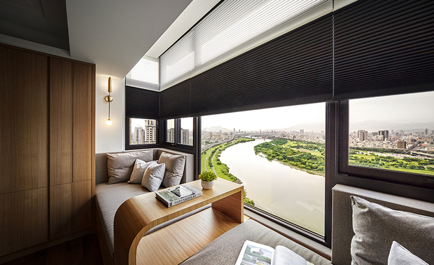 
主卧
Master Bedroom

透过整合空调装置与横梁高度，主卧室的天花板更显整齐乾淨；床头牆延续整体的线条设计，以深浅棕色简单搭配出温馨閒适之感，侧边的临窗卧榻区，左右牆面皆配有阅读灯，窗帘亦为电动风琴帘，方便自由调整光线明暗，营造最称心的休憩环境。

We precisely align the beam with air conditioning to create a clean effect. Adopt the identical features of the setting, we furnish the wall pairing dark and light brown tinge. Delicately decorate cozy window seats with mounted reading lights and electric honeycomb blinds, allowing the homeowner to casually light the house and bring about a laid-back vibe.
