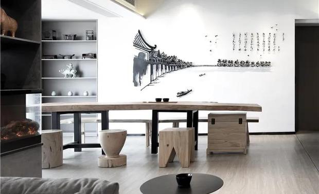 在嘈杂的世界里，取一方静土，铸造一个人间天堂，营造一份归家感~
整个客栈在简约的风格中透着特有的风土民情，极致的空间设计，打造成适合居家的艺术空间！
朝起看阳，暮时光影照，既在都市，又是桃源，这里就像是远方的一个家，远离了喧嚣与烦扰。