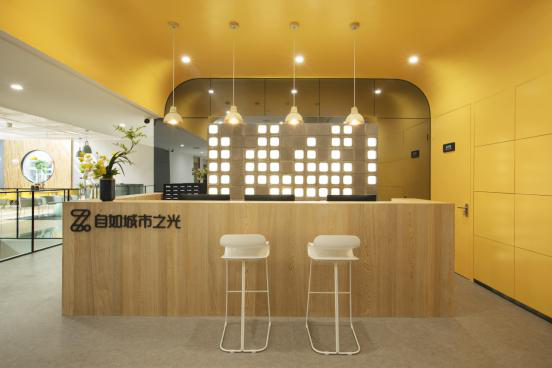 清石作品_自如城市之光
清石设计成立以来始终坚持去除建筑、结构、室内设计的界限,以多重设计维度赋能作品,让设计创造更新的价值。同时清石设计也在世界各地权威设计大奖中屡获殊荣。包括英国FX( International Interior Design Awards),德国国家设计奖(German Design Award),意大利A DESIGN 大奖,德国标志性设计奖( German iconic awards)等,同时也多次获得亚太区室内设计奖,中国建筑设计奖、中国室内设计大奖、CIID学会奖、金外滩奖、金堂奖,红棉至尊奖等众多国内顶级奖项。
清石设计也将借助理事会成立契机,积极参与中国建筑学会建筑改造和城市更新专业委员会平台上的投融资交流、政策法规研究,做城市微更新的实践者,城市旧建筑文化价值的保卫者,城市更新的推动者。