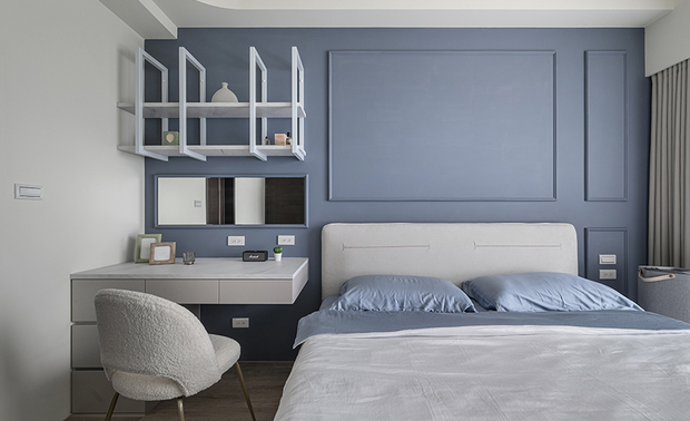 主卧
Master Bedroom

承续公领域的圆弧元素，主卧也以相同手法修饰床头横梁，并搭配简约的平顶天花板，赋予居者单纯、无干扰的睡眠环境。

Extending the curved motif of the common areas, we artfully employ the same elements in the master bedroom to embellish the beam above the bed and the clean plane ceiling. This design imparts a serene and undisturbed sleep sanctuary, providing residents with a tranquil space for a restful night.

项目资讯

案名：蔚澜寓所
项目类型：单层
项目地址：台湾新竹
设计团队：棠禾设计
项目坪数：26坪
主要建材：铁件、石英石、义大利进口艺术涂装、超耐磨木地板、进口系统柜

曾智和
棠禾空间设计有限公司 设计总监
电话：+886-3-555-9792
地址：新竹县竹北市竹义街80号
信箱：tanghe.ds@gmail.com
网址：https://www.tanghedesign.com

OPEN Design动能开启传媒：https://www.openworld.tv/