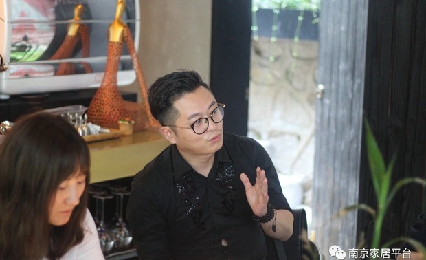 李宽喜

设计路上重新认识自己

(右一 李宽喜)

他认为设计与商业是两门不同的学科，需要一个外界的驱动力来使其结合，在做设计的过程中要不断了解自己。自己从设计院开始，到一步步成立自己的工作室，设计除了赋予空间价值，也让自己不断成长。

除了对商业空间设计的见解，李宽喜还讲到对自己影响很深的台湾设计师，70多岁依旧画着图纸做设计，一直坚持着自己热爱的事业。希望自己也能一直坚持、慢慢去做更好的设计。