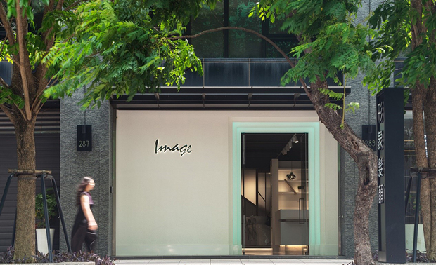 外观
Exterior Facade

外观镘抹带有颗粒质感的纯白色特殊漆，入口装配可变换色彩的LED灯造型门框和全开清玻门，白天时以简约造型与框景予人素雅的第一印象，夜晚则藉亮眼的色光吸引过路人的目光。

The façade is finished with a clear glass door framed by changing-color LED lights and uniquely textured white wall paint. In the daytime, it delivers a minimalist style, while at night its appealing luminosity catches the eyes of passersby.
