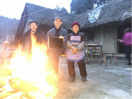 孙军老师亲切地与赵总父母在火边交谈,想知道老人心中想要的设计和生活。老人一辈子生活在巴蜀之地,生活在大自然中,每天面对万物生命的成长和岁月静淌的美好,美,就在身边!