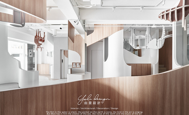 
交错视线中的空间秩序感
Ordered Space among the Intersecting Sight-lines

托婴中心是以0-3岁正值探索期，正在学爬走的婴幼孩及随侍在旁的照护人员所设计的学习空间，空间安排上，以年龄与行为需求做分类，例如：攀、爬、走、学习、游戏、休息、等待接送等不同行为区段为轴，再以一日作息之静动态为线，划分上下楼层前后的空间关係。

或爬或走的动线，随着各式功能与趣味体验合而为一，特别以简单的线条与色彩收束整合；木头色与白色互为引线，轻盈切割出活动区块，让连续隔间的高低线条更形乾淨，减低视觉干扰度。天花设计以减少装潢以方便未来维修，明管线、具吸音效果的弧形与隔间动物立象形成顶上风景，如身置幻奇宇宙般。

The daycare center is a space for learning for infants and toddlers alongside the care takers around. The space is arranged according to different behaviors and needs, such as climbing, crawling, walking, studying, playing, resting, and waiting for parents. This behavioral axis weaves together the regiment of static and active time slots along the day to distinguish the spatial relation between the rear and the front as well as one between upper and lower floors.

The circulations accommodates both crawling and walking and combines various functions and interesting experiences, converging with simple lines and colors. The colors of wood and whiteness take clue from each other in their effortless division of activity zones. The up and down of lines along the continuous divisions simplify the form and reduce the interference of vision. The minimal decoration on the ceiling provides rooms for future maintenance. Pipelines, sound-proof panels, and animal images constitute the landscape up above like a cosmic fantasy.
