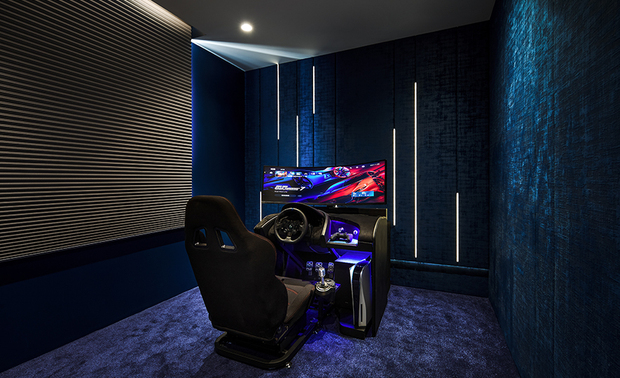 
影音室、游戏室
Home Theater & Game Room

影音室与游戏室皆採用气密式隔音门，内部牆面则为双面双层吸音毯，地毯下方另有隔音板，防止重低音震动，让业主享有私人剧院般的优质享受；灯光设计则以线灯搭配些许嵌灯，随时转变色温与情境，因应会客、观影、弹奏吉他、聆听音乐等活动。

We skillfully install a soundproofing door for the home theater and game room with airtight sealing around it and a double-sided-and-layer soundproofing mat. Set out acoustic panels underneath the carpet withal to keep from deep humming vibration and successfully present a prime cinema for the owner. The lighting is agreeably designed with strip lights and concomitant recessed light, which can change the tone and mood in response to activities serving as reception, movie watching, music playing, and so forth.
