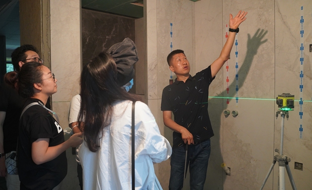 
设计上海展会

6月4日-6月5日，SENSE+前往上海参加了享誉国际的设计盛宴“设计上海”。这次“设计上海”以“再生设计”为主题，用八大主题板块（当代设计、精典设计、厨卫设计、办公设计、新材料与应用、配饰设计及、限量设计、TALENTS）和各类设计论坛与设计活动等维度，向我们展现了“再生设计”时代下设计力量所创造的美好生活革新。